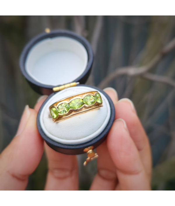 Five-Stone Peridot Ring in 9k Gold – A Luminous Vintage Classic Five-Stone Peridot Ring in 9k Gold – A Luminous Vintage Classic