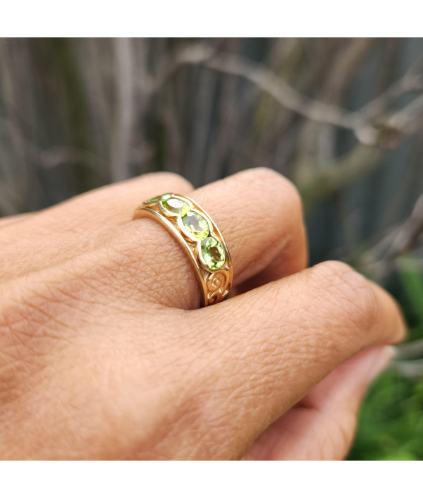 Five-Stone Peridot Ring in 9k Gold – A Luminous Vintage Classic Five-Stone Peridot Ring in 9k Gold – A Luminous Vintage Classic