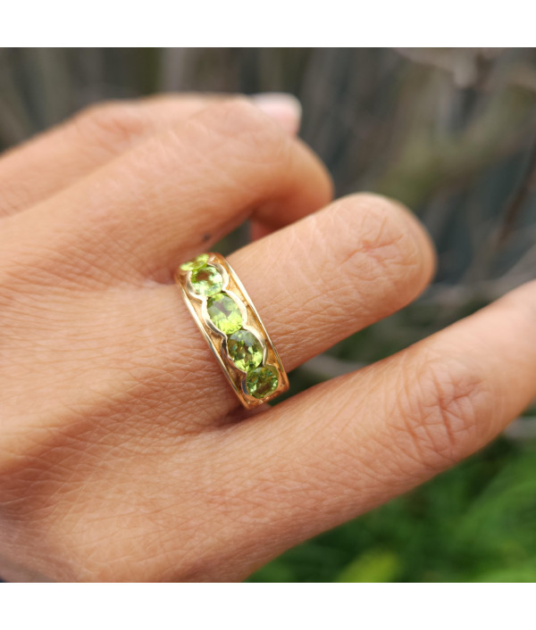 Five-Stone Peridot Ring in 9k Gold – A Luminous Vintage Classic Five-Stone Peridot Ring in 9k Gold – A Luminous Vintage Classic