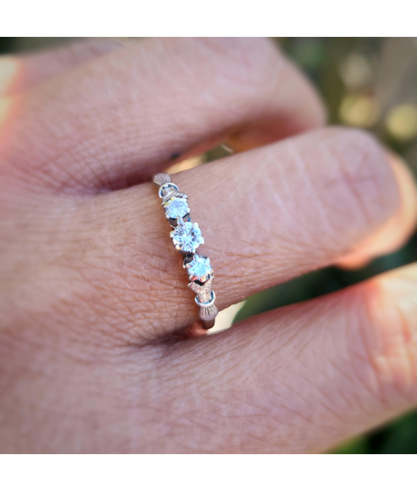 Classic Mid-Century Three-Stone Diamond Ring in Platinum and 18ct Gold Classic Mid-Century Three-Stone Diamond Ring in Platinum and 18ct Gold