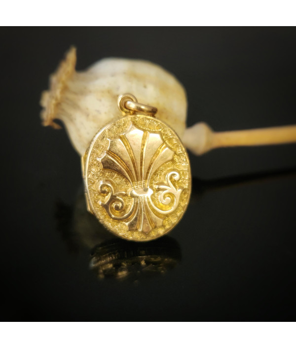 Victorian 15ct Gold Double-sided Engraved Photo Locket Victorian 15ct Gold Double-sided Engraved Photo Locket