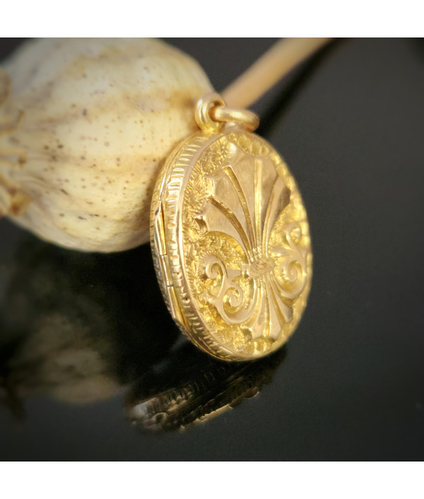 Victorian 15ct Gold Double-sided Engraved Photo Locket Victorian 15ct Gold Double-sided Engraved Photo Locket