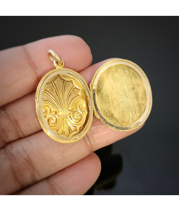 Victorian 15ct Gold Double-sided Engraved Photo Locket Victorian 15ct Gold Double-sided Engraved Photo Locket