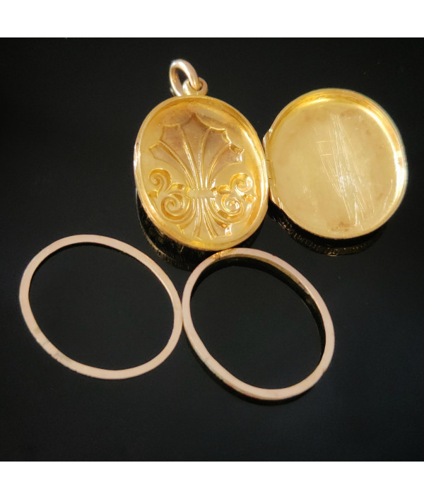 Victorian 15ct Gold Double-sided Engraved Photo Locket Victorian 15ct Gold Double-sided Engraved Photo Locket