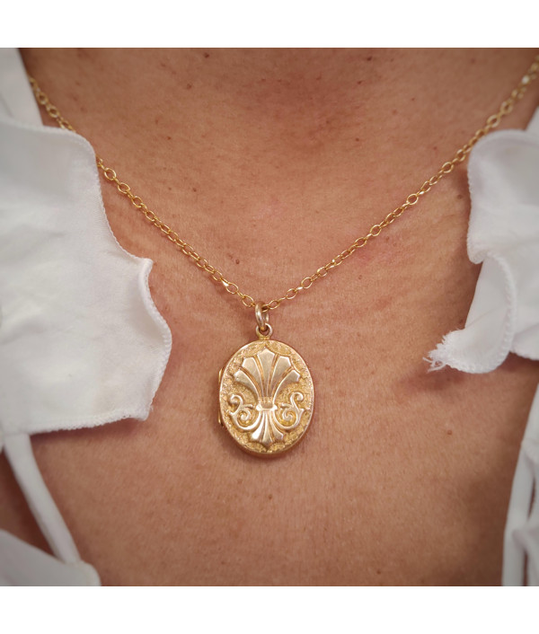Victorian 15ct Gold Double-sided Engraved Photo Locket Victorian 15ct Gold Double-sided Engraved Photo Locket