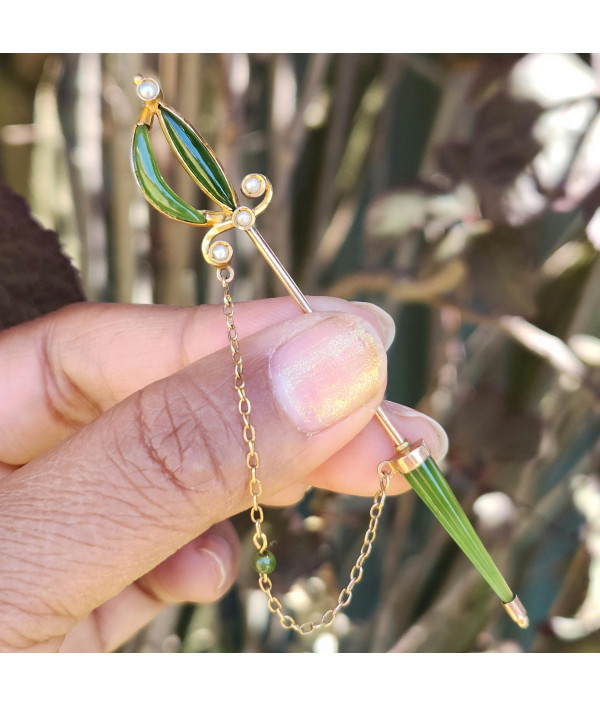 Edwardian Nephrite Jade Sword Jabot Pin in 9K Gold Edwardian Nephrite Jade Sword Jabot Pin in 9K Gold