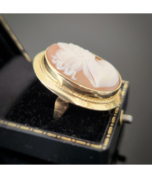 Vintage Large Statement Shell Cameo Ring in 14K Yellow Gold Vintage Large Statement Shell Cameo Ring in 14K Yellow Gold