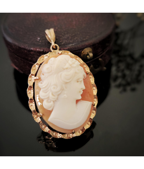 Vintage 9ct Gold Shell Cameo Pendant
