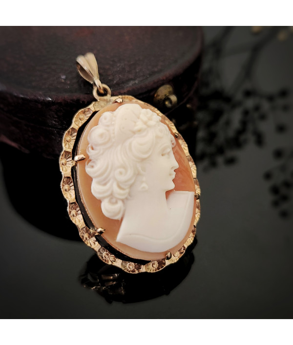 Vintage 9ct Gold Shell Cameo Pendant Vintage 9ct Gold Shell Cameo Pendant