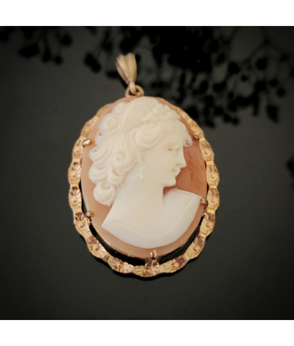 Vintage 9ct Gold Shell Cameo Pendant Vintage 9ct Gold Shell Cameo Pendant