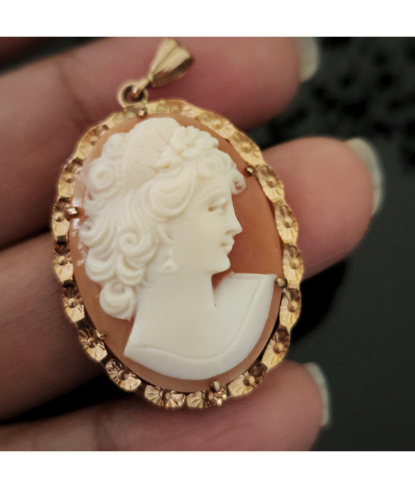Vintage 9ct Gold Shell Cameo Pendant Vintage 9ct Gold Shell Cameo Pendant