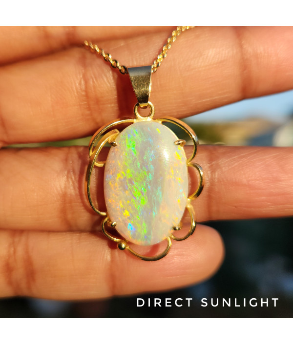 1960s Australian Crystal Opal Pendant in 18k Gold 1960s Australian Crystal Opal Pendant in 18k Gold