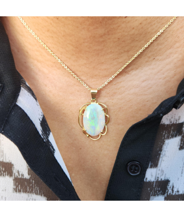 1960s Australian Crystal Opal Pendant in 18k Gold 1960s Australian Crystal Opal Pendant in 18k Gold