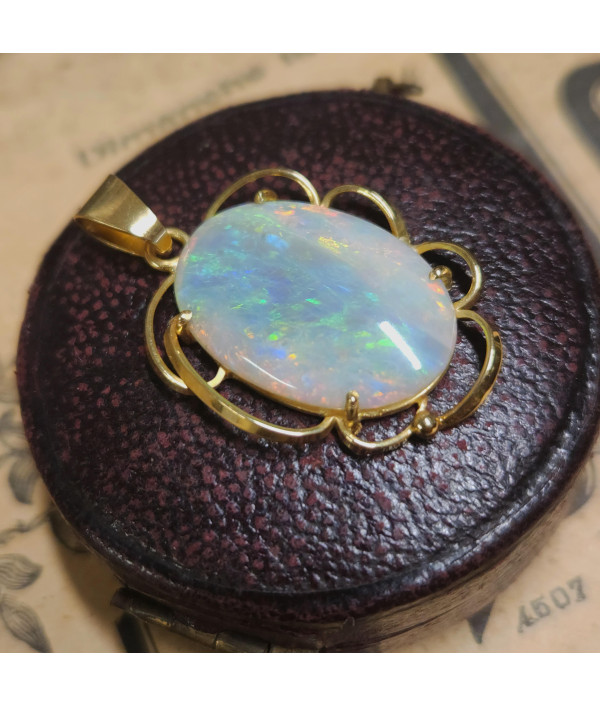 1960s Australian Crystal Opal Pendant in 18k Gold 1960s Australian Crystal Opal Pendant in 18k Gold