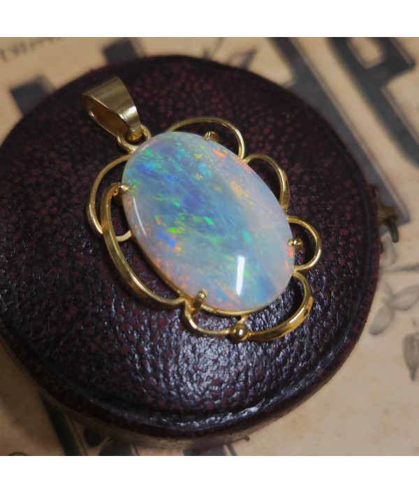 1960s Australian Crystal Opal Pendant in 18k Gold 1960s Australian Crystal Opal Pendant in 18k Gold