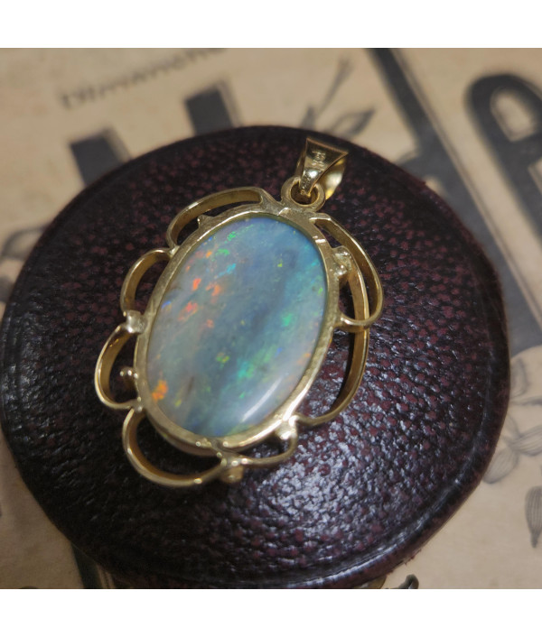 1960s Australian Crystal Opal Pendant in 18k Gold 1960s Australian Crystal Opal Pendant in 18k Gold