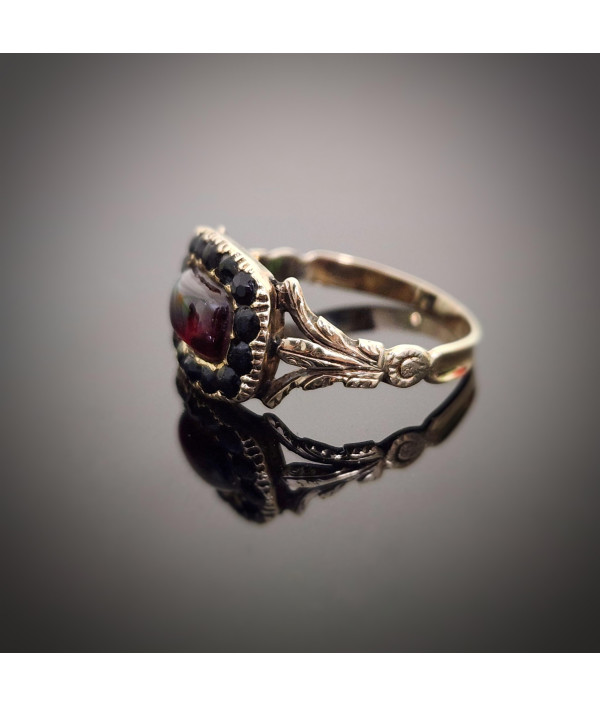 Victorian Garnet Carbuncle and Jet Mourning Ring in 12k Gold
