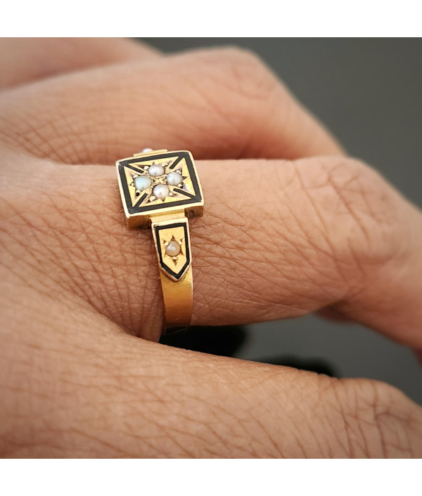 Antique Victorian Black Enamel & Seed Pearls Mourning Ring in 15ct Gold - Birmingham 1876 Antique Victorian Black Enamel & Seed Pearls Mourning Ring in 15ct Gold - Birmingham 1876
