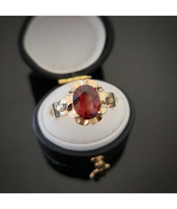 Vintage Garnet Solitaire Ring in 9ct Gol...