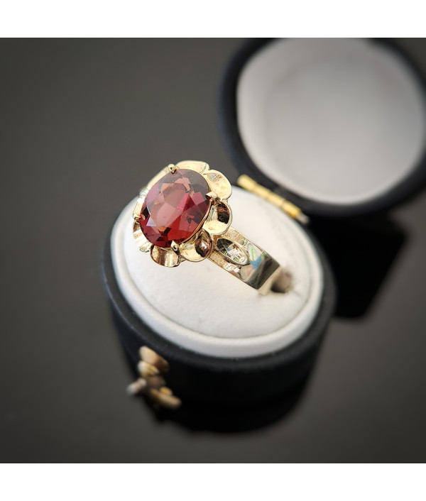 Vintage Garnet Solitaire Ring in 9ct Gold - circa 1950s – 1970s, 1.81ct Vintage Garnet Solitaire Ring in 9ct Gold - circa 1950s – 1970s, 1.81ct