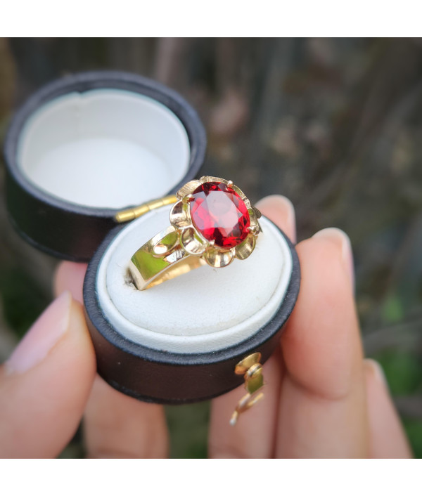 Vintage Garnet Solitaire Ring in 9ct Gold - circa 1950s – 1970s, 1.81ct Vintage Garnet Solitaire Ring in 9ct Gold - circa 1950s – 1970s, 1.81ct