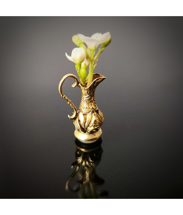 Antique Mini Fob Seal with Chalcedony Base in 9K Yellow Gold