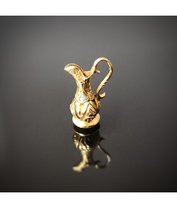 Antique Mini Fob Seal with Chalcedony Base in 9K Yellow Gold