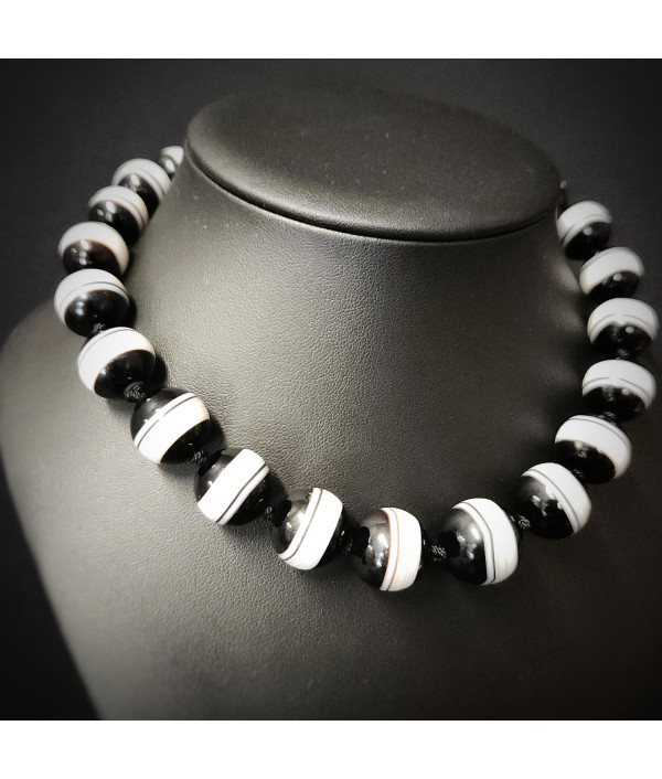 Antique Banded Agate Bead Necklace with Sterling Silver Fittings Antique Banded Agate Bead Necklace with Sterling Silver Fittings
