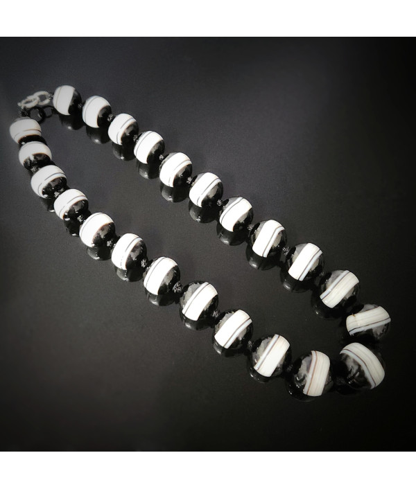 Antique Banded Agate Bead Necklace with Sterling Silver Fittings Antique Banded Agate Bead Necklace with Sterling Silver Fittings