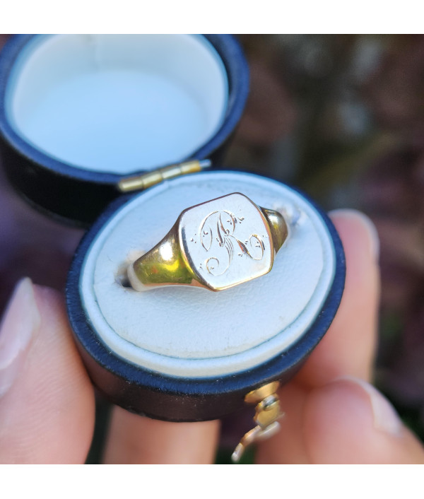 Antique 9ct Gold Rectangular Signet Ring – Monogram R Antique 9ct Gold Rectangular Signet Ring – Monogram R