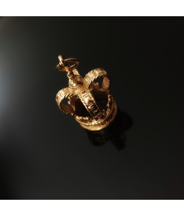 Vintage Crown Pendant in Solid 9K Gold Vintage Crown Pendant in Solid 9K Gold