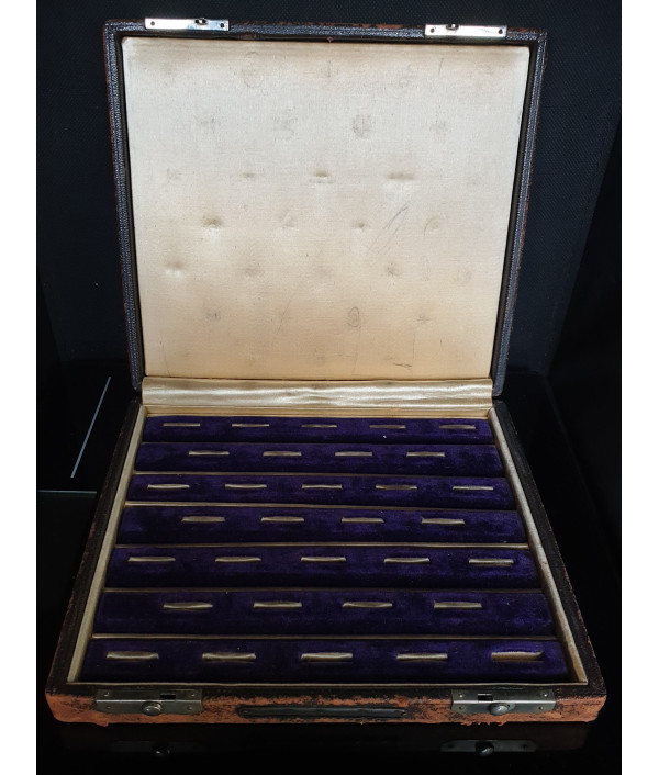 Vintage Brown Leather Ring Box with 32 Slots Vintage Brown Leather Ring Box with 32 Slots